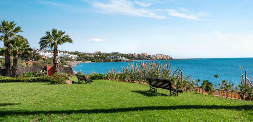 Townhouse, Frontline Beach Urbanisation Bahía Azul, Estepona West