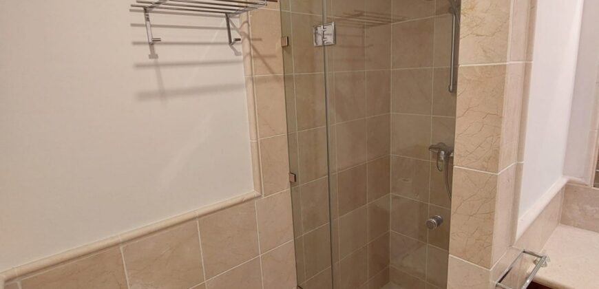 Discover the large apartment of your dreams in the exclusive Río Real Golf