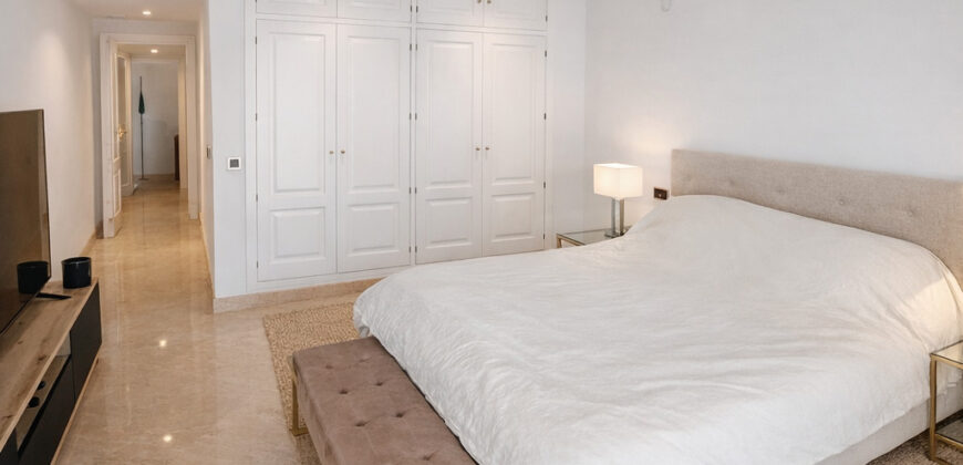 Discover the large apartment of your dreams in the exclusive Río Real Golf