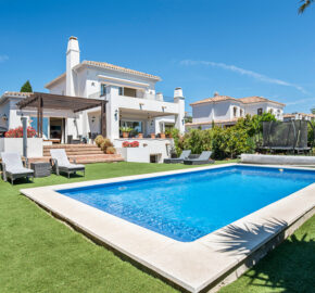A Beautiful 4-Bedroom Villa in La Paloma, Between Sotogrande and La Duquesa
