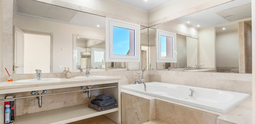 A Beautiful 4-Bedroom Villa in La Paloma, Between Sotogrande and La Duquesa