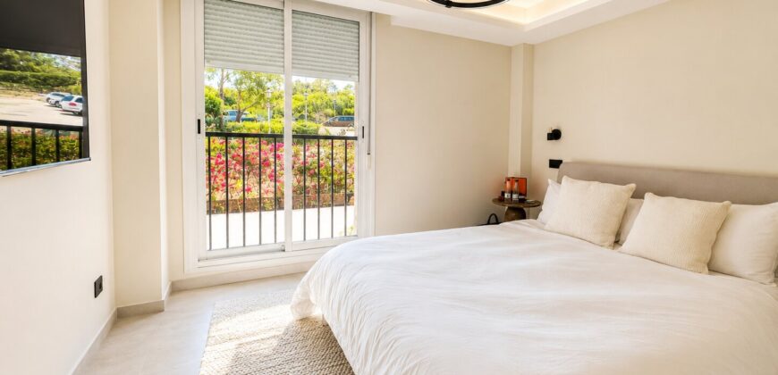 Elegant Luxury 2 bed Apartment for Sale in El Lago, Los Arqueros, Benahavís