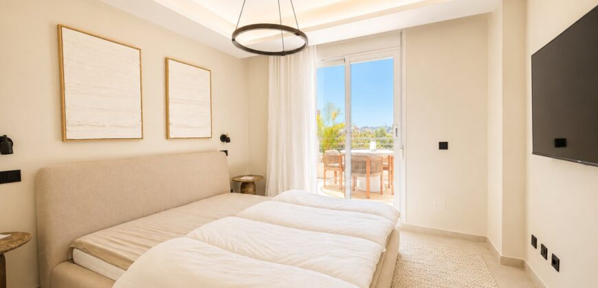 Elegant Luxury 2 bed Apartment for Sale in El Lago, Los Arqueros, Benahavís