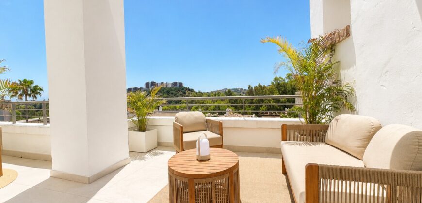 Elegant Luxury 2 bed Apartment for Sale in El Lago, Los Arqueros, Benahavís
