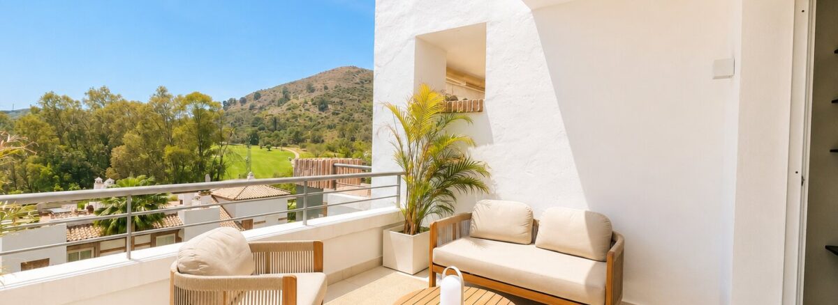 Elegant Luxury 2 bed Apartment for Sale in El Lago, Los Arqueros, Benahavís