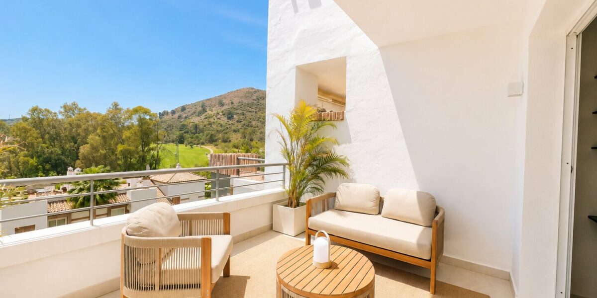 Elegant Luxury 2 bed Apartment for Sale in El Lago, Los Arqueros, Benahavís