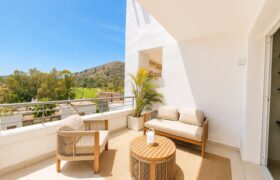 Elegant Luxury 2 bed Apartment for Sale in El Lago, Los Arqueros, Benahavís