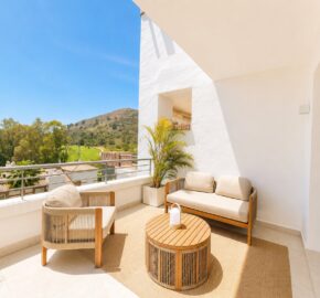 Elegant Luxury 2 bed Apartment for Sale in El Lago, Los Arqueros, Benahavís