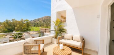 Elegant Luxury 2 bed Apartment for Sale in El Lago, Los Arqueros, Benahavís