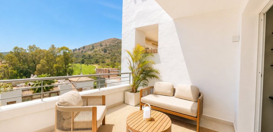 Elegant Luxury 2 bed Apartment for Sale in El Lago, Los Arqueros, Benahavís