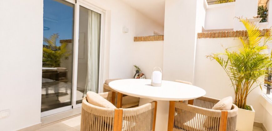 Elegant Luxury 2 bed Apartment for Sale in El Lago, Los Arqueros, Benahavís